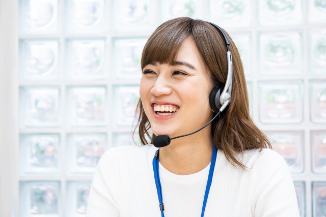 ヘッドセットをつけた女性